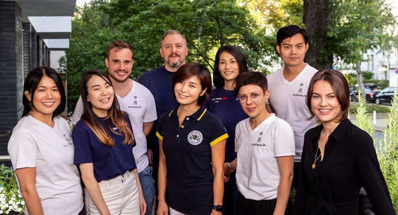 Team der Akupunkturpraxis Hui Zhang fünf Frauen und ein Mann in weißen T-Shirts