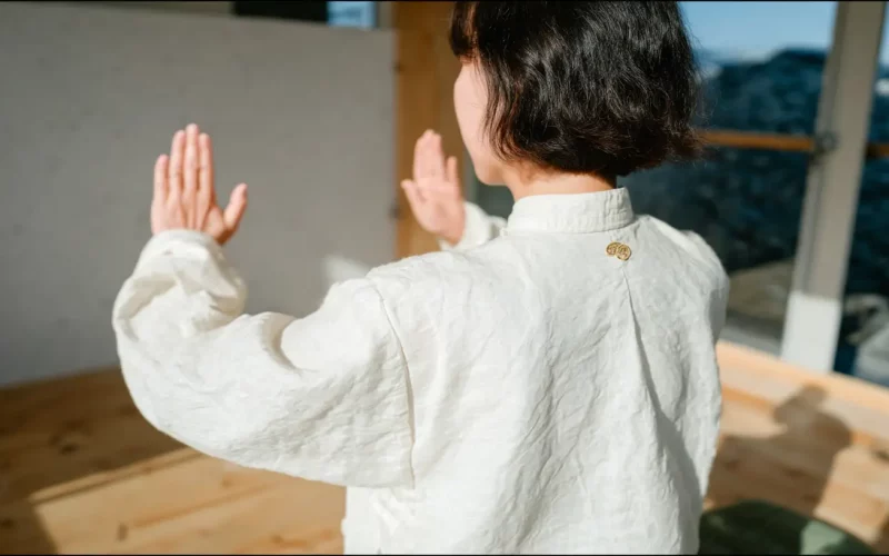 fzkbdh3466_close-up_of_a_Single_person_practicing_Qi-Gong_or__2cd72f18-2509-4963-bfb5-af55b860244b_2